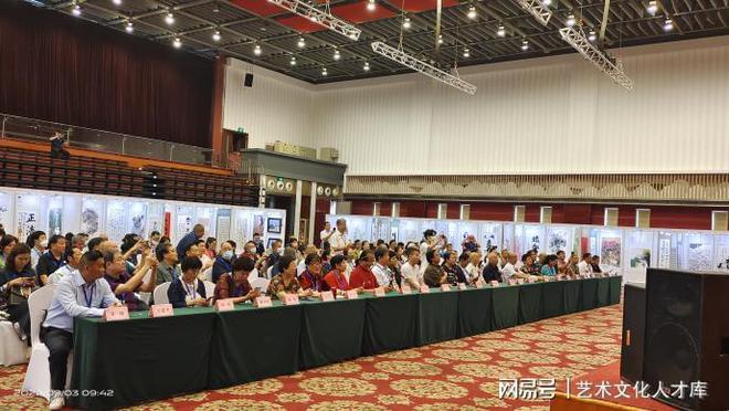 潘震宙:文化部原副部長(zhǎng)潘震宙為畫(huà)家文定炎頒獎(jiǎng)