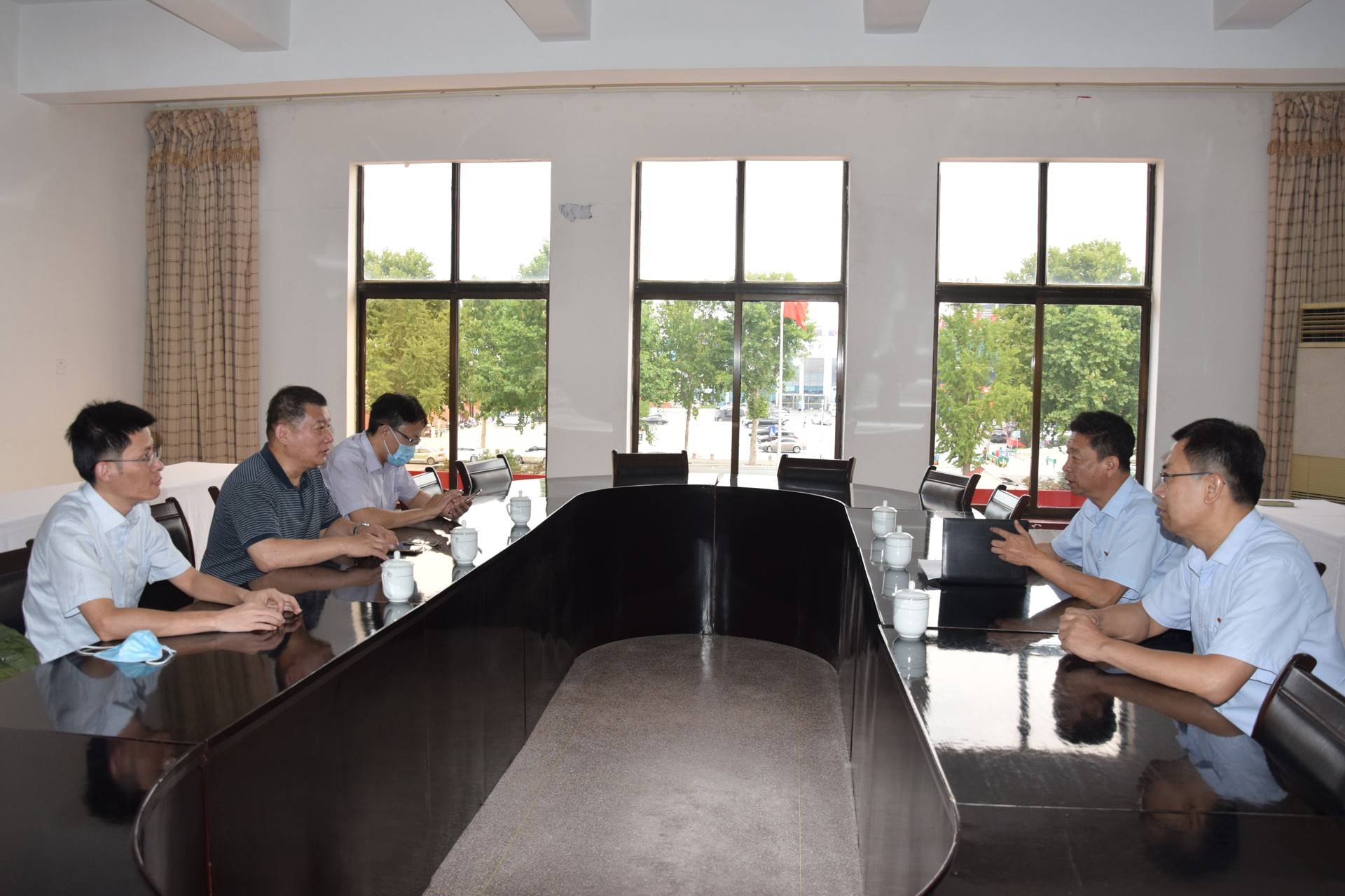 中國國際經(jīng)濟(jì)交流中心黨委副書記、辦公室主任、信息部部長姜春力蒞臨城陽批發(fā)市場調(diào)研指導(dǎo)