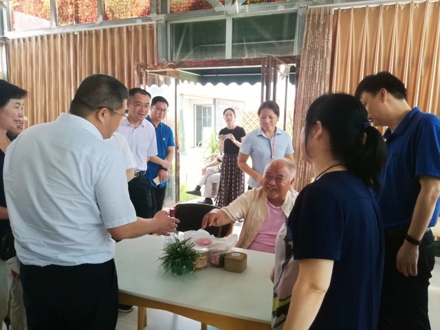 中國國際經(jīng)濟(jì)交流中心黨委副書記、信息部部長姜春力帶領(lǐng)調(diào)研組到我區(qū)調(diào)研健康養(yǎng)老工作